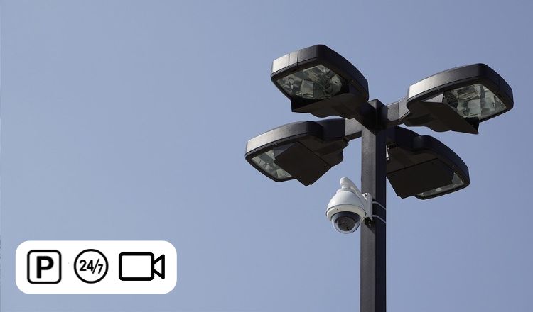 Stovėjimo aikštelė filmuojama kameromis ir yra apšviesta